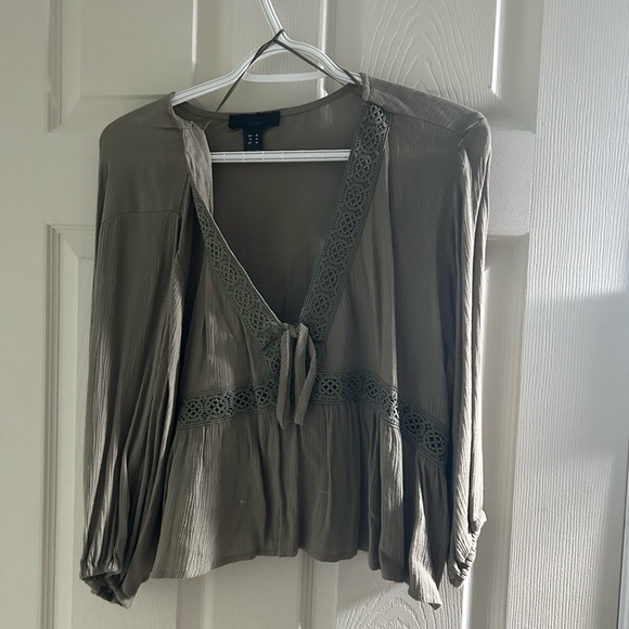 Green top - Picture 1 of 1